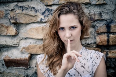 güzel bir genç mutlu kız açık havada portresi