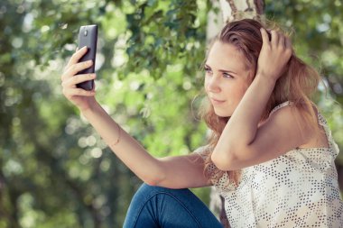 güzel bir genç mutlu kız açık havada portresi