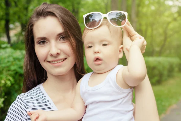 Glückliche Mutter spielt mit ihrem Baby im Park — Stockfoto