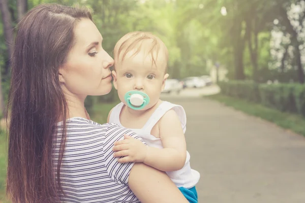 Mutlu anne ile bebeği parkta oynarken