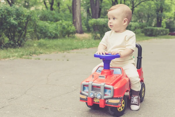 Sevimli küçük çocuk açık havada