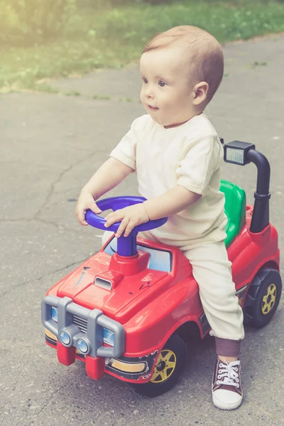 Sevimli küçük çocuk açık havada