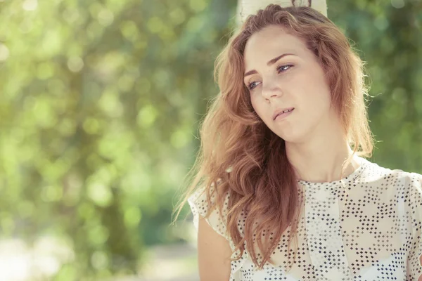 Portrait d'une belle jeune fille triste en plein air — Photo