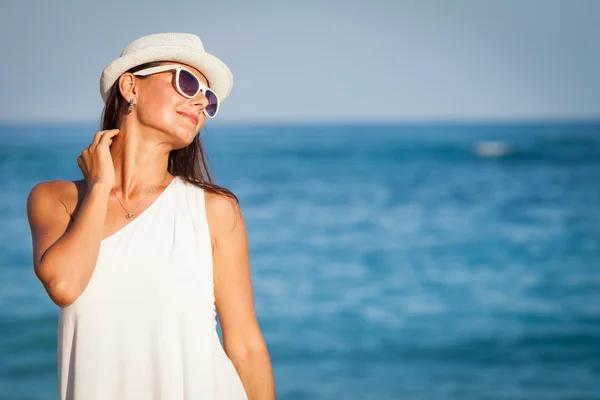 Мода стиль жизни, красивая девушка на пляже в дневное время — стоковое фото