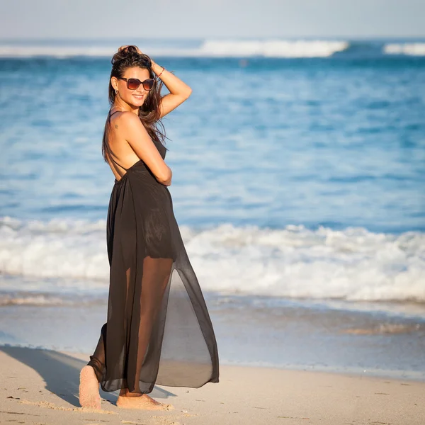 Mode-Lifestyle, schönes Mädchen am Strand am Tag — Stockfoto