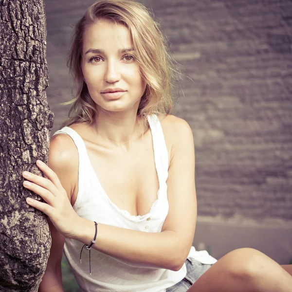 Retrato de una hermosa chica — Foto de Stock