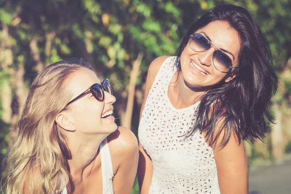 Pretty beautiful brunette and blonde girl friends in sunglasses — Stockfoto