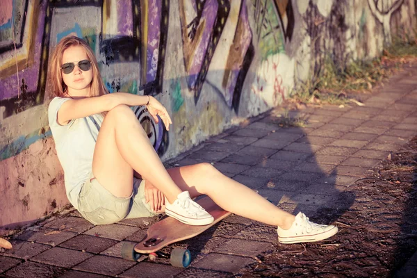 Stile di vita di moda, Bella giovane donna bionda con skateboard — Foto Stock