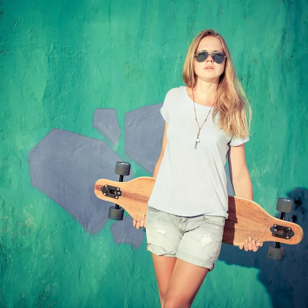Stile di vita di moda, Bella giovane donna bionda con skateboard — Foto Stock