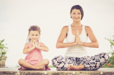 Yoga. genç kadın Yoga egzersiz açık