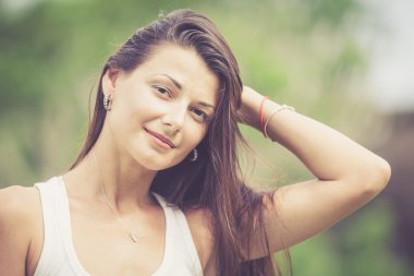 güzel esmer kız açık portresi 