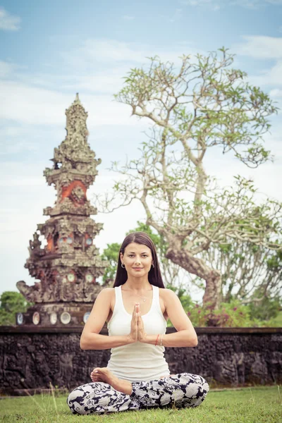 Yoga. Jovem fazendo exercício de ioga ao ar livre — Fotografia de Stock