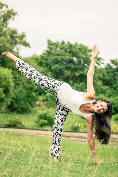 Yoga. Jovem fazendo exercício de ioga ao ar livre — Fotografia de Stock