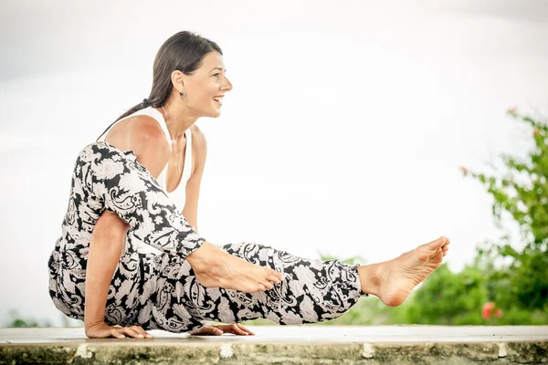 Yoga. Jovem fazendo exercício de ioga ao ar livre — Fotografia de Stock