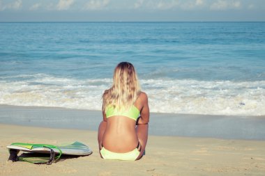 Sahilde güzel sörfçü kız