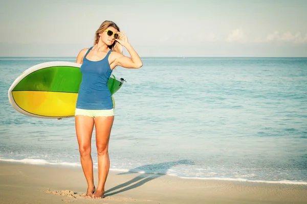 Όμορφη surfer κορίτσι στην παραλία — Φωτογραφία Αρχείου