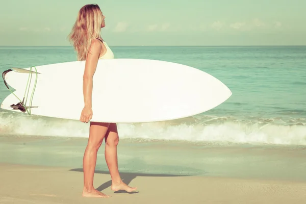 Schöne Surferin Mädchen zu Fuß am Strand — Stockfoto