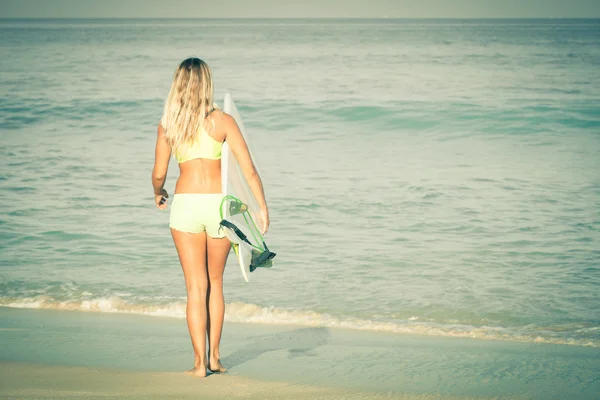 아름 다운 서핑 해변에서 여자 — 스톡 사진