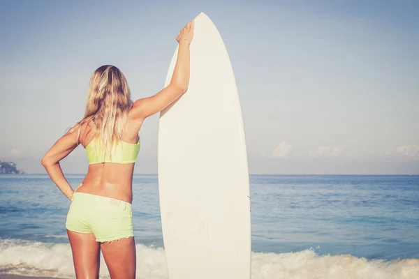 Schöne Surfermädchen am Strand — Stockfoto