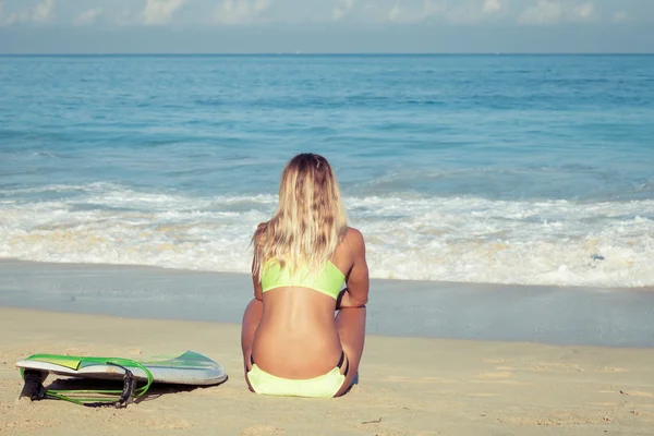 Schöne Surfermädchen am Strand — Stockfoto