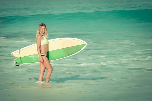 Hermosa chica surfista caminando en la playa — Foto de Stock
