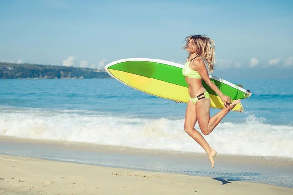 Όμορφο κορίτσι Surfer περπάτημα στην παραλία — Φωτογραφία Αρχείου