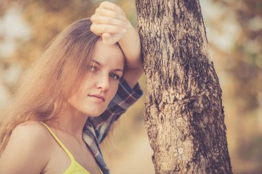 Trendy Hipster kız rahatlatıcı gün zaman yolda.