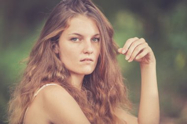 Trendy Hipster kız rahatlatıcı gün zaman yolda.