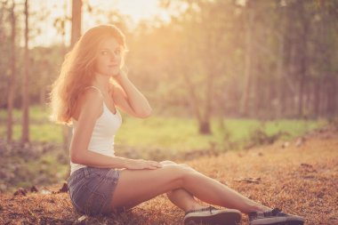 Trendy Hipster kız rahatlatıcı gün zaman yolda.