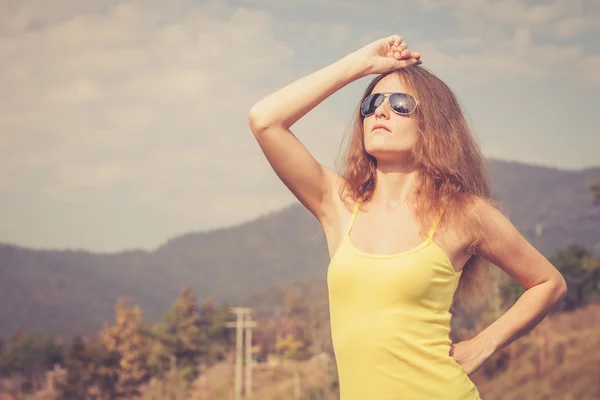 Chica Hipster de moda en las gafas de sol Relajarse en la carretera en th — Foto de Stock