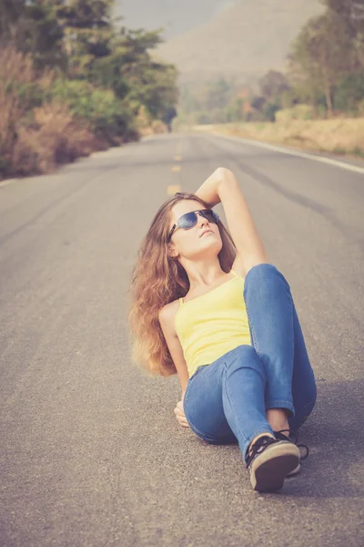 Chica Hipster de moda en las gafas de sol Relajarse en la carretera en th — Foto de Stock