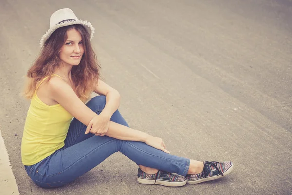 Trendi csípő-lány a kalapban az úton, a nap-t pihentető — Stock Fotó