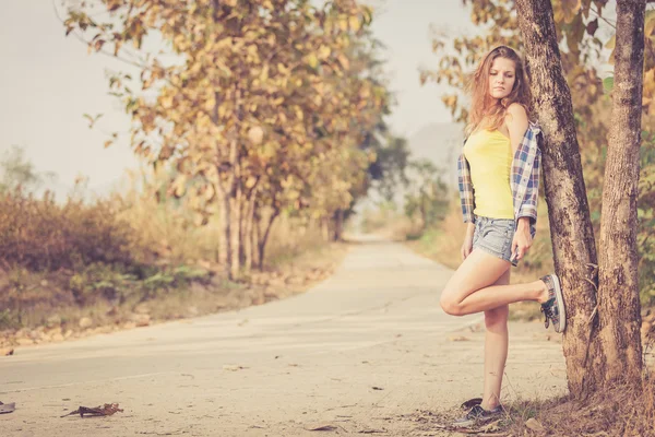 Trendy Hipster kız rahatlatıcı gün zaman yolda. — Stok fotoğraf