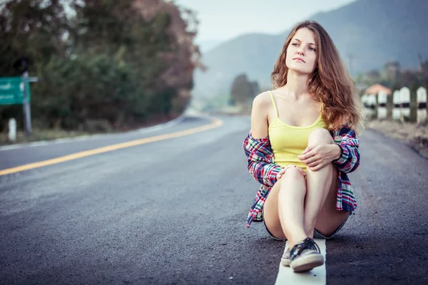 Menina Hipster na moda Relaxando na estrada na hora do dia . — Fotografia de Stock