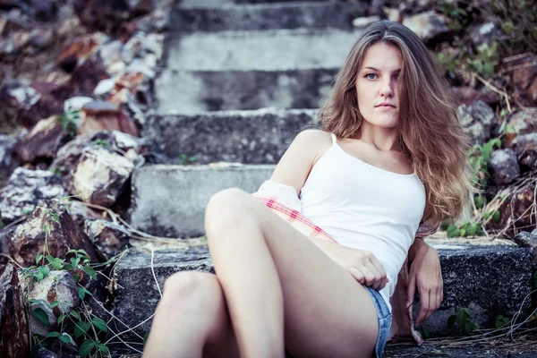 Menina Hipster na moda Relaxando na estrada na hora do dia . — Fotografia de Stock