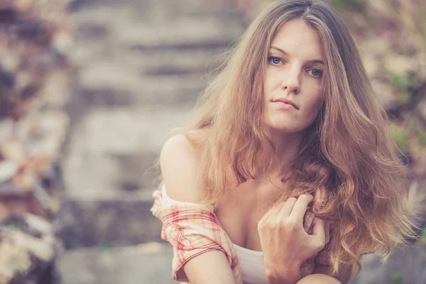 Menina Hipster na moda Relaxando na estrada na hora do dia . — Fotografia de Stock