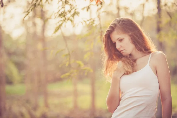 Menina Hipster na moda Relaxando na estrada na hora do dia . Fotos De Bancos De Imagens Sem Royalties