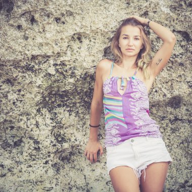 Sahilde güzel bir sarışın kız portresi