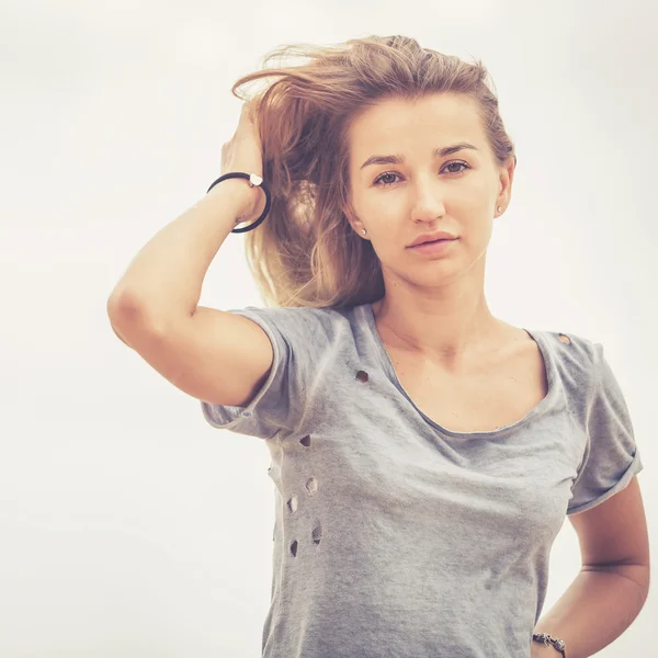 Ritratto di una bella ragazza bionda sulla spiaggia — Foto Stock