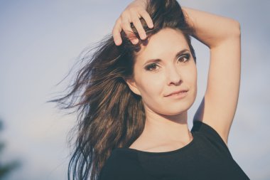 açık havada güzel bir genç kız portresi