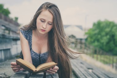 açık havada güzel bir genç kız portresi