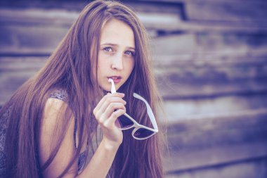 açık havada güzel bir genç kız portresi