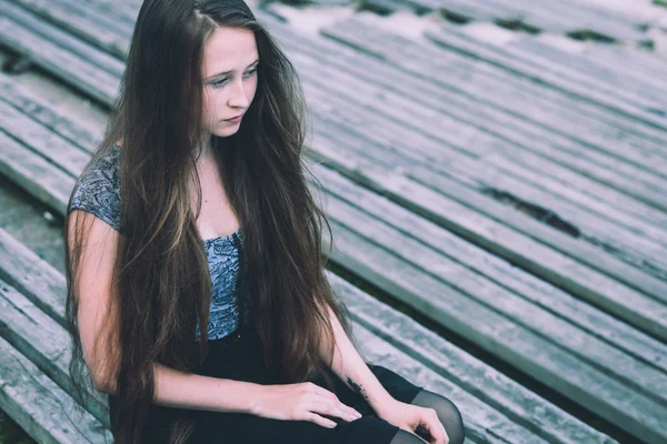 Portrait d'une belle jeune fille en plein air — Photo