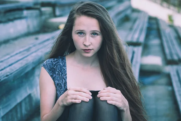 Portrait d'une belle jeune fille en plein air — Photo