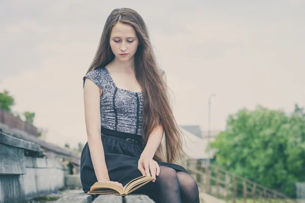 Portrait d'une belle jeune fille en plein air — Photo