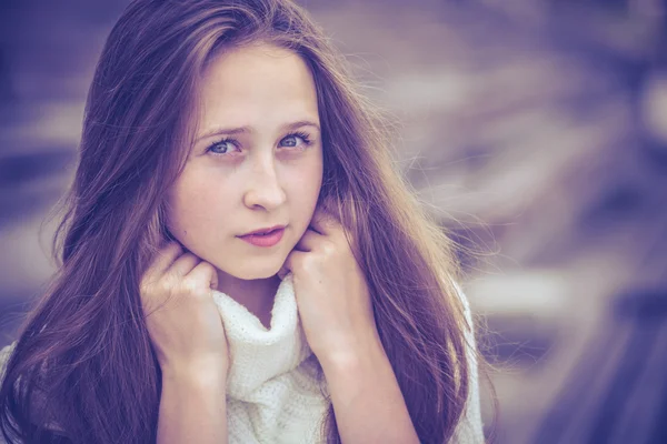 Kint egy gyönyörű fiatal lány portréja — Stock Fotó