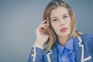 Güzel bir genç mutlu kız portresi