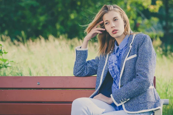 Retrato de una hermosa joven feliz — Foto de Stock