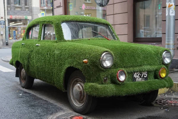 Yeşil araba yapay çim ile kaplanmış. Eski Volga