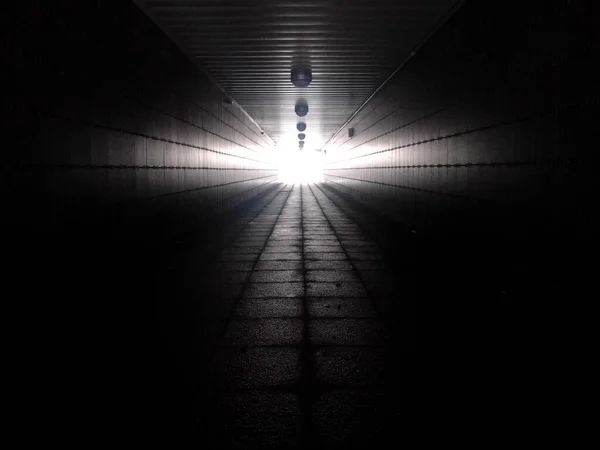 Luz al final de un túnel de paso subterráneo —  Fotos de Stock